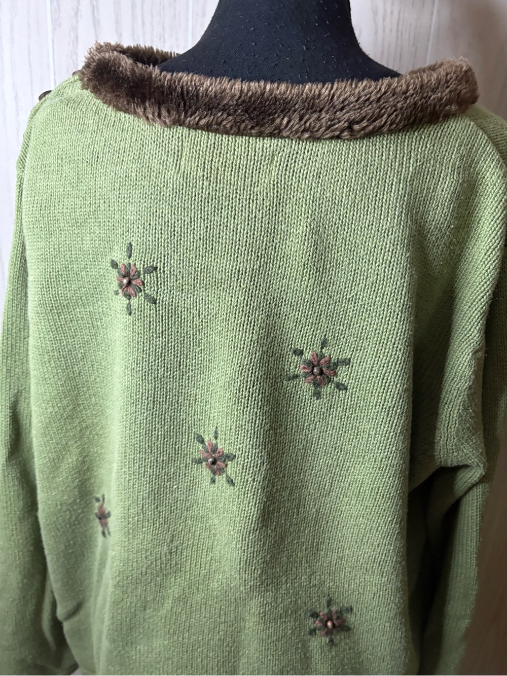 Vintage 90’s Mandalay Bay Green Old Fashioned Santa Sweater Embellished Faux Fur - Picture 10 of 10